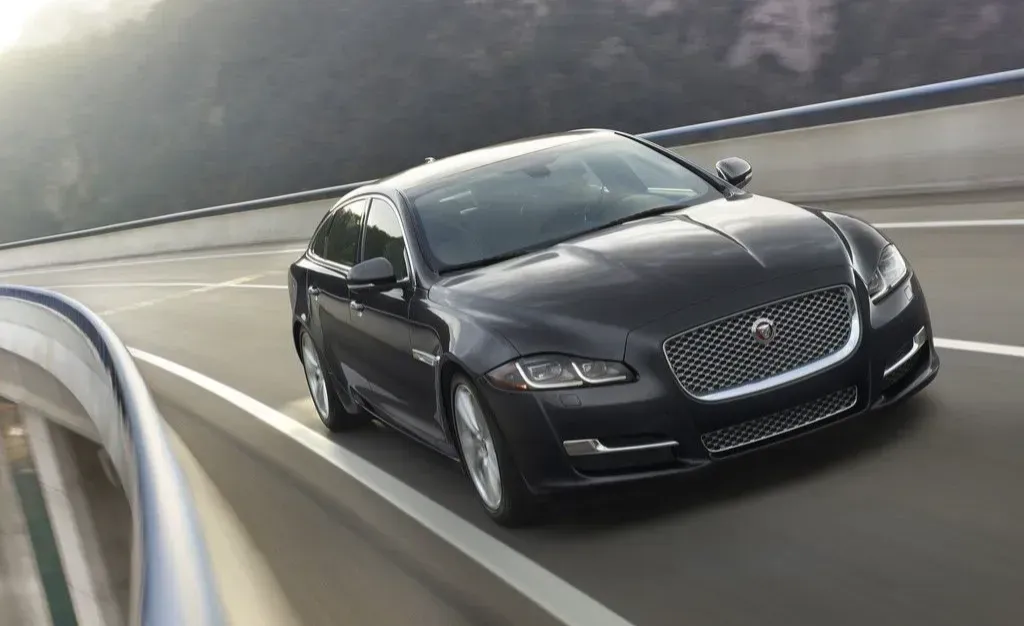השכרת Jaguar XJL Portfolio בטביליסי